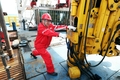 設備を点検・整備する大慶油田１２０５掘削隊の作業員（資料写真）。(c)Xinhua News