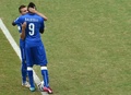 サッカーW杯ブラジル大会（2014 World Cup）グループD、イタリア対ウルグアイ。試合前にマリオ･バロテッリ（Mario Barwauh Balotelli）と抱擁を交わすイタリアのチロ・インモービレ（Ciro Immobile、2014年6月24日撮影）。(c)AFP/YASUYOSHI CHIBA