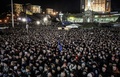 ウクライナの首都キエフ（Kiev）にある独立広場（Independence Square）で行われる暫定内閣の閣僚名簿の発表を聞くため、集まった市民ら（2014年2月26日撮影）。(c)AFP/BULENT KILIC