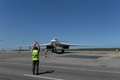 ベネズエラ首都カラカス北郊の空港に到着したロシアのツポレフ160（Tu160）長距離爆撃機（2018年12月10日撮影）。(c)Federico PARRA / AFP