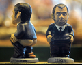 　スペイン・カタルーニャ（Catalonia）地方で、今年もクリスマス恒例の排便人形「カガネル（Caganer、「排便」の意）がお目見えした。カタルーニャでは、クリスマスシーズンになると有名人が排泄する姿を模した陶器の人形を自宅内に隠し、招待客に探させるのが恒例行事となっている。18世紀から続く風習で、カガネルは翌年の豊穣（ほうじょう）、希望、繁栄の象徴とされている。

　写真は、バルセロナ（Barcelona）のクリスマス市に登場した、サッカー・スペイン1部リーグ、FCバルセロナ（FC Barcelona）のジョゼップ・グアルディオラ（Josep Guardiola）監督のカガネル（2009年12月21日撮影）。(c)AFP/LLUIS GENE