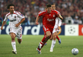 ミランのアンドレア・ピルロ（%%Andrea Pirlo%%）をかわすリバプールのスティーブン・ジェラード（%%Steven Gerrard%%、右）。(c)AFP/PAUL ELLIS