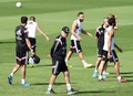 スペイン・スーパーカップ2014（Spanish Super Cup 2014）、アトレティコ・マドリード（Atletico Madrid）との第1戦を控え、バルデベバス（Valdebebas）のトレーニング施設で選手を見守るレアル・マドリード（Real Madrid）のカルロ・アンチェロッティ（Carlo Ancelotti）監督（2014年8月18日撮影）。(c)AFP/GERARD JULIEN