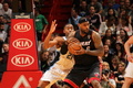 12-13NBAは6日、各地で試合が行われ、マイアミ・ヒート（Miami Heat）は97-96でオーランド・マジック（Orlando Magic）に辛勝し、連勝を16に伸ばした。

オーランド・マジックのモエ・ハークレス（Moe Harkless）にマークされるマイアミ・ヒートのレブロン・ジェームズ（LeBron James、2013年3月6日撮影）。(c)AFP/Getty Images/NBAE/Issac Baldizon