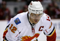 フェイスオフに備えるフレームスのジェローム・イギンラ（%%Jarome Iginla%%）。(c)AFP/Getty Images/Christian Petersen