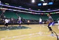 15-16NBA、ユタ・ジャズ対ゴールデンステイト・ウォリアーズ。試合前の練習に臨むゴールデンステイト・ウォリアーズのステフェン・カリー（2015年11月30日撮影）。(c)AFP/Getty Images/George Frey
