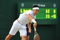テニス、ウィンブルドン選手権（The Championships Wimbledon 2014）男子シングルス3回戦。サーブを放つ錦織圭（Kei Nishikori、2014年6月28日撮影）。(c)AFP/GLYN KIRK