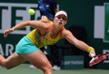 女子テニス、WTAツアー選手権（TEB BNP Paribas WTA Championships - Istanbul 2012）は25日、トルコ・イスタンブール（Istanbul）のスィナン・エルデム・ドーム（Sinan Erdem Dome）で3日目が行われ、大会第5シードのアンジェリーク・クルベール（Angelique Kerber、ドイツ）は4-6、3-6で第8シードの李娜（Na Li、ナ・リー、中国）に敗れた。

リターンを打つアンジェリーク・クルベール（2012年10月25日撮影）。(c)AFP/BULENT KILIC