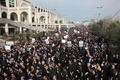 イラン首都テヘランで「米国の犯罪」に抗議する人々（2020年1月3日撮影）。(c)ATTA KENARE / AFP