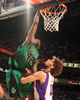 09-10NBA、フェニックス・サンズ（%%Phoenix Suns%%）対ボストン・セルティックス（%%Boston Celtics%%）。試合はサンズが116-98で勝利した、敗れたセルティックスは3連敗。写真はダンクシュートを決めるセルティックスのトニー・アレン（%%Tony Allen%%、左）。（2009年12月30日撮影）(c)AFP/Getty Images/NBAE/Barry Gossage