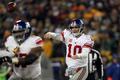 11NFLプレーオフは15日、カンファレンス準決勝が行われ、ニューヨーク・ジャイアンツ（New York Giants）はグリーンベイ・パッカーズ（Green Bay Packers）に37-20で勝利し、ナショナル・カンファレンス（NFC）決勝に進出した。

パスを出すジャイアンツのQBイーライ・マニング（Eli Manning、2012年1月15日撮影）。(c)AFP/Getty Images/Jonathan Daniel