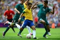シュートを放つブラジルのネイマール（中央、2012年8月11日撮影）。(c)AFP/MARTIN BERNETTI