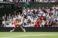 テニス、ウィンブルドン選手権、男子シングルス決勝。股抜きショットを打つカルロス・アルカラス（2023年7月16日撮影）。(c)Adrian DENNIS / AFP