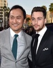米ハリウッド（Hollywood）で開催の映画『GODZILLA』のプレミア上映会に出席したキャスの渡辺謙（Ken Watanabe、左）とアーロン・テイラー・ジョンソン（Aaron Taylor-Johnson、2014年5月8日撮影）。(c)AFP/Getty Images/Kevin Winter