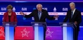 米サウスカロライナ州チャールストンで行われた民主党候補者討論会に参加する（左から）エリザベス・ウォーレン氏、バーニー・サンダース氏、ジョー・バイデン氏（2020年2月25日撮影）。(c)JIM WATSON / AFP