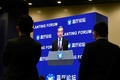 中国・北京で開かれた米中関係に関する討論会で演説する王毅外相（2021年2月22日撮影）。(c)GREG BAKER / AFP