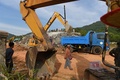 カンボジア南部ケップ州で、建設中のホテルが倒壊した現場で救助活動に当たる人々（2020年1月4日撮影）。(c)TANG CHHIN Sothy / AFP