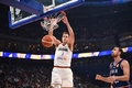 FIBAバスケットボール・ワールドカップ決勝、ドイツ対セルビア。ダンクシュートを決めるドイツのヨハネス・フォウクトマン（2023年9月10日撮影）。(c)Ted ALJIBE / AFP