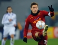 ボールへ足を伸ばすローマのフランチェスコ・トッティ（%%Francesco Totti%%）。(c)AFP/VINCENZO PINTO