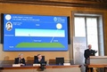 スウェーデン・ストックホルムの王立科学アカデミーで行われる、2021年ノーベル物理学賞の発表の様子（2021年10月4日撮影）。(c)Jonathan NACKSTRAND / AFP