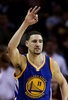 14-15NBAファイナル、クリーブランド・キャバリアーズ対ゴールデンステイト・ウォリアーズ。3ポイントシュートを決めて喜ぶゴールデンステイト・ウォリアーズのクレイ・トンプソン（2015年6月16日撮影）。(c)AFP/Getty Images/Ezra Shaw