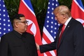 シンガポールのカペラホテルで米朝首脳会談に臨むドナルド・トランプ米大統領（右）と金正恩朝鮮労働党委員長（2018年6月12日撮影）。(c)AFP PHOTO / SAUL LOEB