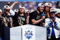 24MLBワールドシリーズ制覇を果たし、本拠地ドジャースタジアムでスピーチをするロサンゼルス・ドジャースの大谷翔平（中央右、2024年11月1日撮影）。(c)Ronald Martinez/Getty Images/AFP