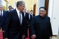 北朝鮮・平壌で、会談に臨むロシアのセルゲイ・ラブロフ外相（左）と北朝鮮の金正恩労働党委員長（2018年5月31日撮影）。(c)AFP PHOTO / TASS/POOL / Valery SHARIFULIN