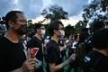 香港・ビクトリア公園で、当局が禁じた天安門事件から31年の追悼集会を決行し、ろうそくをともす人々（2020年6月4日撮影）。(c)Anthony WALLACE / AFP