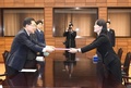 朝鮮半島の南北軍事境界線上にある板門店で、韓国の鄭義溶国家安保室長（左）と面会する北朝鮮の金与正朝鮮労働党第1副部長。韓国統一省提供（2019年6月12日公開）。(c)AFP PHOTO / South Korean Unification Ministry