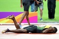 第16回世界陸上ロンドン大会、男子4×100メートルリレー決勝。負傷してトラックに倒れ込んだジャマイカのウサイン・ボルト（2017年8月12日撮影）。(c)AFP/DANIEL LEAL-OLIVAS