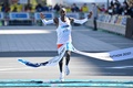 東京マラソン、男子の部でトップでフィニッシュラインを切るエリウド・キプチョゲ（2022年3月6日撮影）。(c)KAZUHIRO NOGI / POOL / AFP