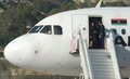 マルタ・バレッタの空港で、ハイジャック犯から解放され旅客機を降りる人々（2016年12月23日撮影）。(c)AFP/Matthew Mirabelli
