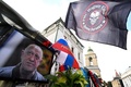 ロシア・モスクワで、死亡が確認されたワグネル創設者エフゲニー・プリゴジン氏の仮設の献花台に掲げられた写真とワグネルの旗（2023年8月27日撮影）。(c)NATALIA KOLESNIKOVA / AFP