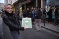 フランス・パリ（Paris）市内にある新聞の販売店で、風刺週刊紙シャルリー・エブド（Charlie Hebdo）の本社襲撃事件後初となる最新号の発売に合わせて列を作る客（2015年1月14日撮影）。(c)AFP/MARTIN BUREAU