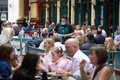 英ロンドンのレドンホールマーケットのレストラン（2021年7月27日撮影、資料写真）。(c)Tolga Akmen / AFP