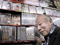 東京のビデオショップで、カメラに微笑むポルノ俳優の徳田重男（Shigeo Tokuda）さん（2009年3月5日撮影）。(c)AFP/Yoshikazu TSUNO