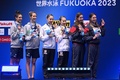 第20回世界水泳選手権、アーティスティックスイミング（AS）、デュエット・テクニカルルーティン（TR）決勝。表彰式に臨む金メダルの比嘉もえ/安永真白組（中央、2023年7月16日撮影）。(c)Yuichi YAMAZAKI / AFP