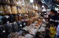 中国南部・海南省の省都海口で、春節（旧正月）を前ににぎわう市場で魚介の干物を物色する買い物客（2020年1月15日撮影）。(c)Xinhua News