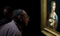 レオナルド・ダ・ヴィンチ（Leonardo da Vinci）絵画「白貂を抱く貴婦人（Lady with an Ermine）」が25日、ドイツ・ベルリンのボーデ博物館（Bode Museum）で、同国では第二次世界大戦後初めて一般公開される。

　15世紀に描かれた同作品は、ダ・ヴィンチが女性を描いた4枚しかない作品のひとつ。第二次世界大戦中にナチスがポーランドから収奪し、戦後、ポーランドに返還された。

　写真は、ボーデ博物館に展示された同作品（2011年8月24日撮影）。(c)AFP/JOHN MACDOUGALL