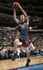 ダラス・マーベリックス戦でシュートに跳ぶシャーロット・ボブキャッツのアダム・モリソン（%%Adam Morrison%%）。（2008年12月11日撮影）(c)AFP/Getty Images/NBAE/Glenn James