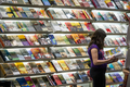 ブラジルのサンパウロ（Sao Paulo）で、書籍の国際見本市「サンパウロ国際ブックフェア（International Book Fair Sao Paulo）」が開催中だ。世界各国から480の出版社が参加。開催期間は19日までで、8万人の来場を見込む。

写真は、会場で書籍を手に取る女性（2012年8月13日撮影）。(c)AFP/Yasuyoshi CHIBA