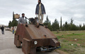 シリア・アレッポ（Aleppo）西部4キロのBishqatinで、反体制派の新型戦闘車両「シャーム2（Sham II）」の上に乗る反体制派メンバー（2012年12月8日撮影）。(c)AFP/HERVE BAR