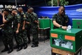 タイの首都バンコクの投票所で、票を投じる兵士ら（2019年3月24日撮影）。(c)AFP/Lillian SUWANRUMPHA