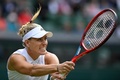 テニス、ウィンブルドン選手権、女子シングルス4回戦。リターンを打つアンゲリク・ケルバー（2021年7月5日撮影）。(c)Glyn KIRK / AFP
