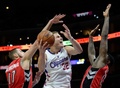 14-15NBA、ロサンゼルス・クリッパーズ（Los Angeles Clippers）対トロント・ラプターズ（Toronto Raptors）。トロント・ラプターズのヨナス・バランシウナス（Jonas Valanciunas、左）をかわしシュートを狙うロサンゼルス・クリッパーズのブレイク・グリフィン（Blake Griffin、2014年12月27日撮影）。(c)AFP/Getty Images/Harry How
