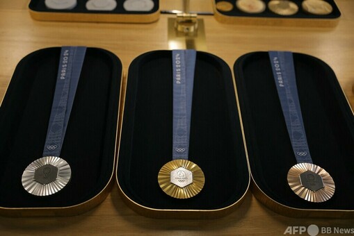 パリ五輪メダル、デザイン発表 エッフェル塔の構造材再利用 写真24枚