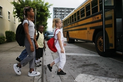 スクールバスに乗り遅れた! 6歳少年、車を運転して学校へ