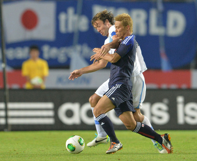 ウルグアイが日本に快勝、スアレスとフォルランがそろい踏み