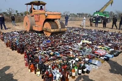 潰して、燃やして…国際税関記念日に押収品処分 パキスタン